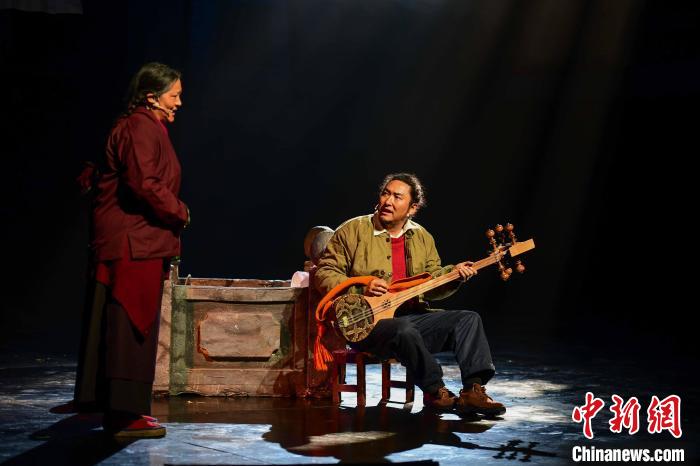 圖為西藏本土話(huà)劇《八廓街北院》演出現(xiàn)場(chǎng)?！∝暩聛?lái)松 攝