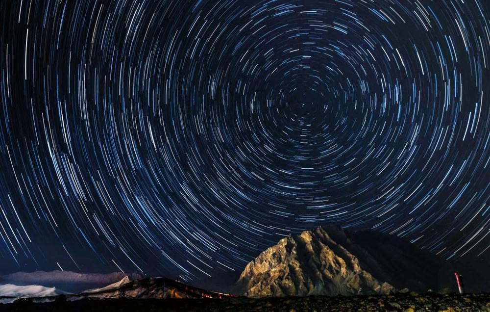 微微風簇浪，散作滿河星。貢覺群培攝