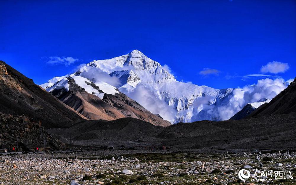 遠(yuǎn)眺珠穆朗瑪峰。