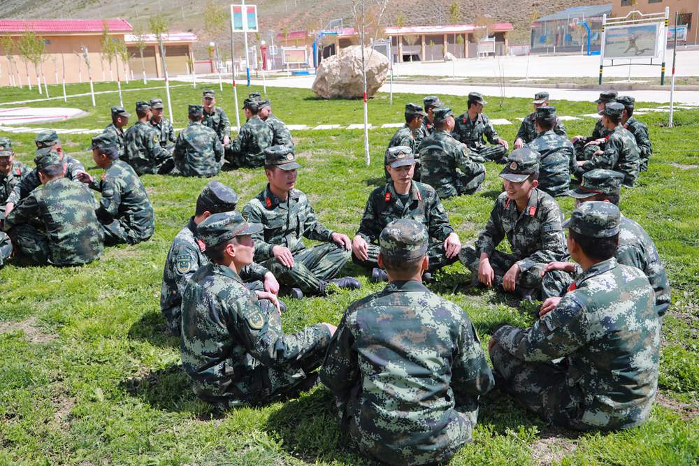 官兵正在開展“讀書分享”交流活動。