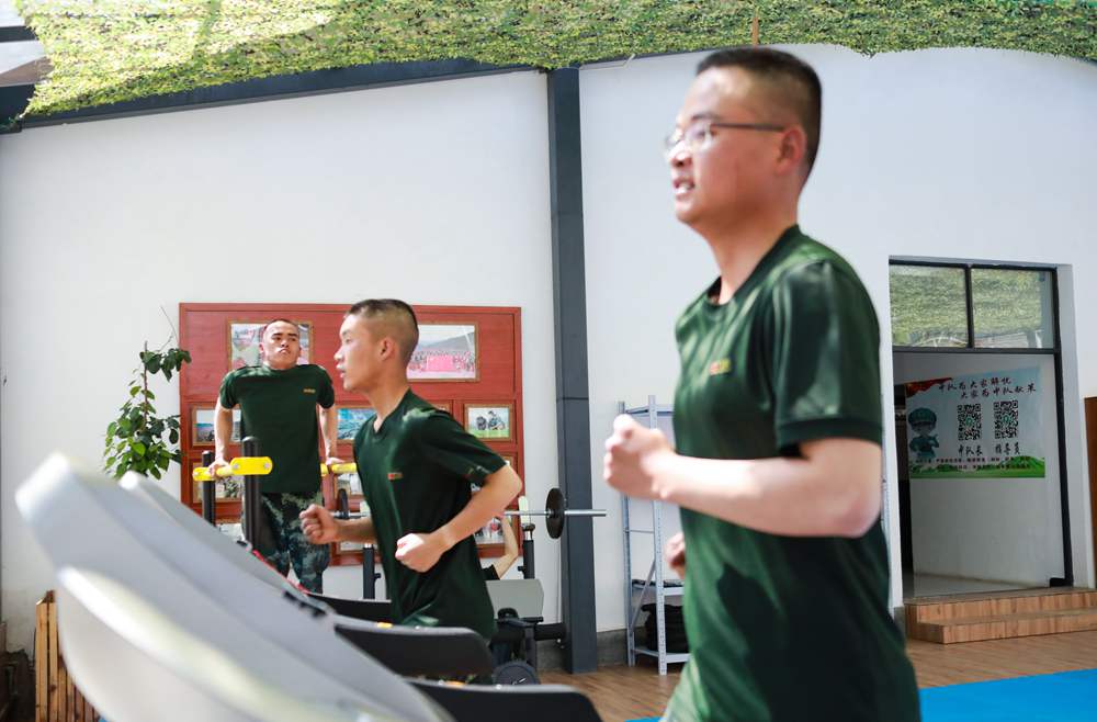 官兵正在新配發(fā)的跑步機(jī)上運動。