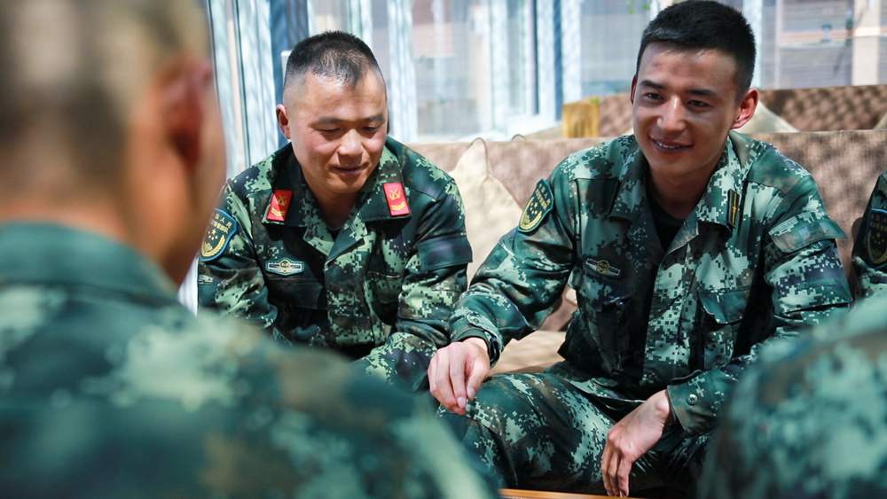 官兵正在陽光棚內(nèi)優(yōu)雅的環(huán)境中下象棋。