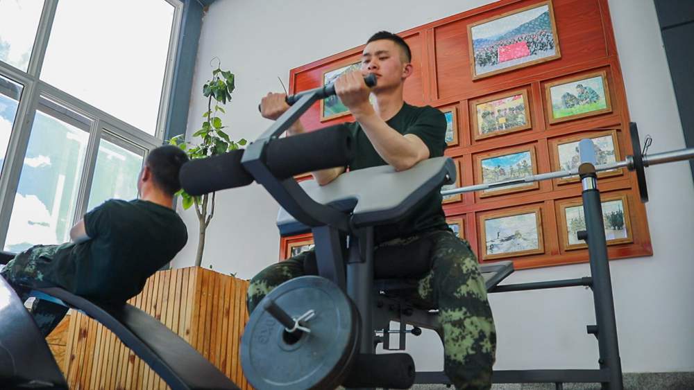 官兵正在陽光棚內(nèi)自我健身。