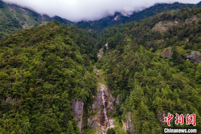 勒布溝的瀑布?！〗w波 攝