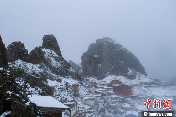 雍仲苯教孜珠寺風(fēng)光?！〗w波 攝