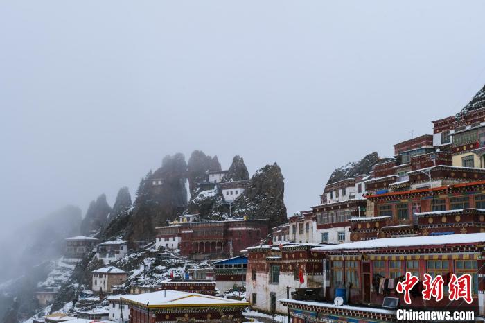 云霧環(huán)繞的孜珠寺?！〗w波 攝