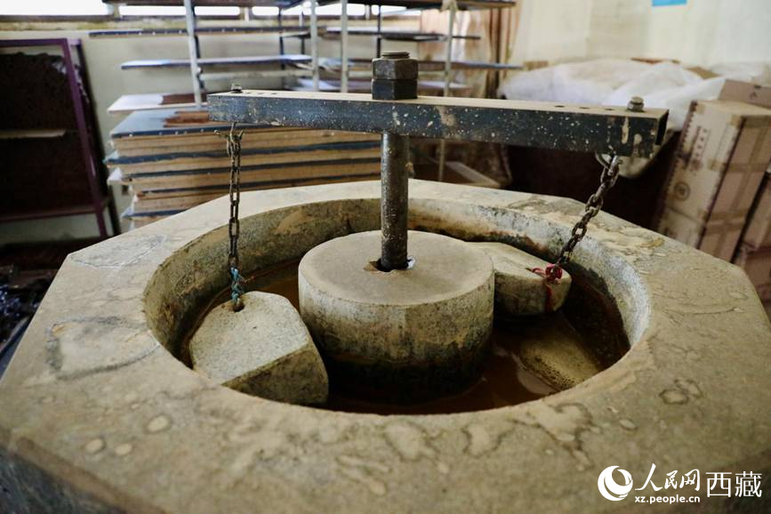 制作藏香的原料用石頭混合研磨。人民網(wǎng)記者 次仁羅布攝