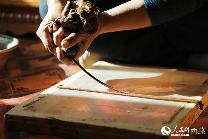 制作藏香過程。人民網(wǎng)記者 次仁羅布攝