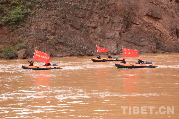 12 阿旺旦培攝 中隊(duì)開(kāi)展新科目水域救援訓(xùn)練.jpg 12 阿旺旦培攝 中隊(duì)開(kāi)展新科目水域救援訓(xùn)練.jpg