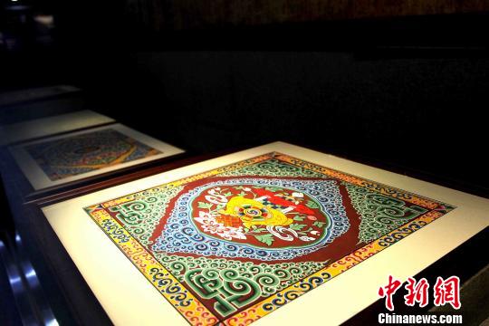 圖為藏式建筑傳統(tǒng)圖案。　張?zhí)砀?攝