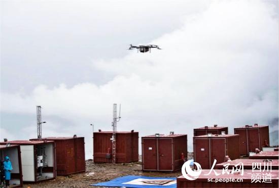 四川甘孜雅江縣引入無(wú)人機(jī)運(yùn)輸，拓寬群眾致富增收新渠道。（圖片由雅江縣委宣傳部提供）