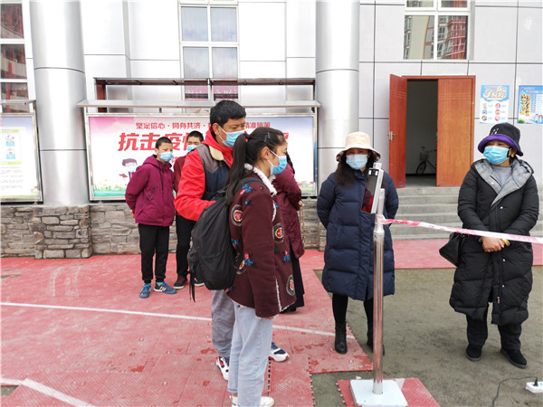 圖片默認(rèn)標(biāo)題_fororder_1、學(xué)生排隊(duì)進(jìn)入校園-攝影-左斌