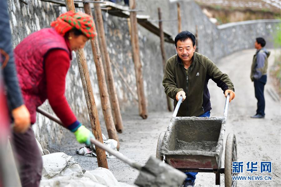 (脫貧攻堅(jiān)·圖片故事)(9)扶貧相冊(cè)——藏族村寨的脫貧“貼心人”