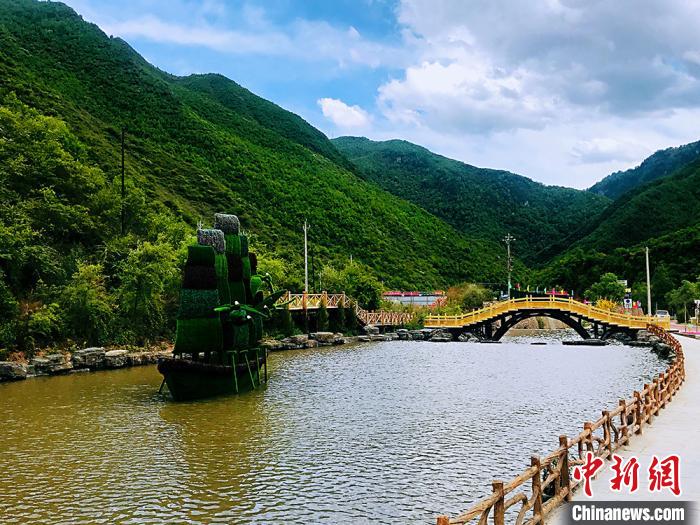 甘南藏區(qū)現(xiàn)“江南春景”:綠草如茵水天一色