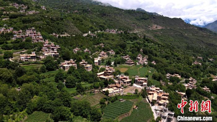 四川丹巴村民洛太的民宿致富夢：“除了好政策，自己更要有干勁”