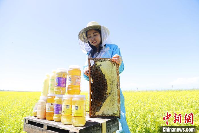 圖為蜂農(nóng)現(xiàn)場展示蜂產(chǎn)品?！●R銘言 攝