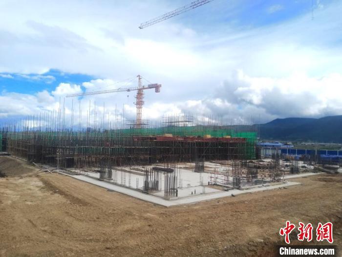 圖為香格里拉站實(shí)現(xiàn)封頂。中國(guó)鐵路昆明局集團(tuán)供圖