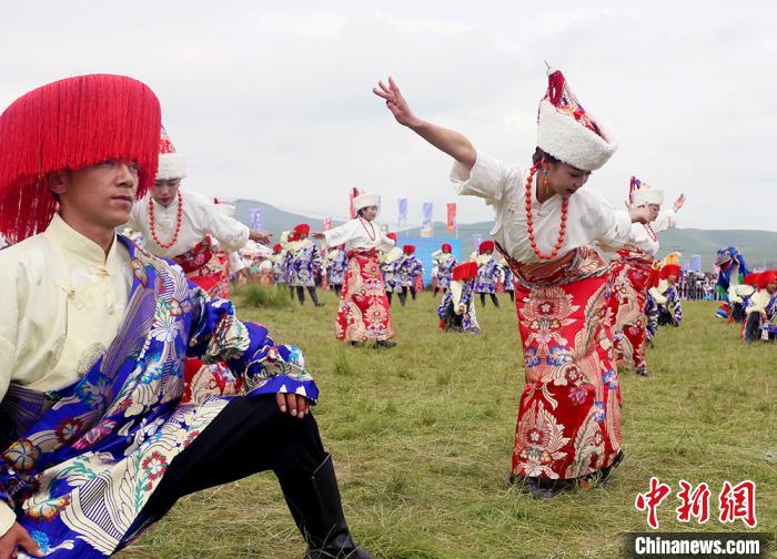 當(dāng)?shù)孛癖姎g慶香浪節(jié)?！「哒?攝