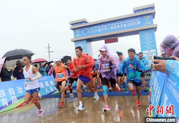 8月23日，拉卜楞高原半程馬拉松在甘加秘境景區(qū)鳴槍開跑。　高展 攝