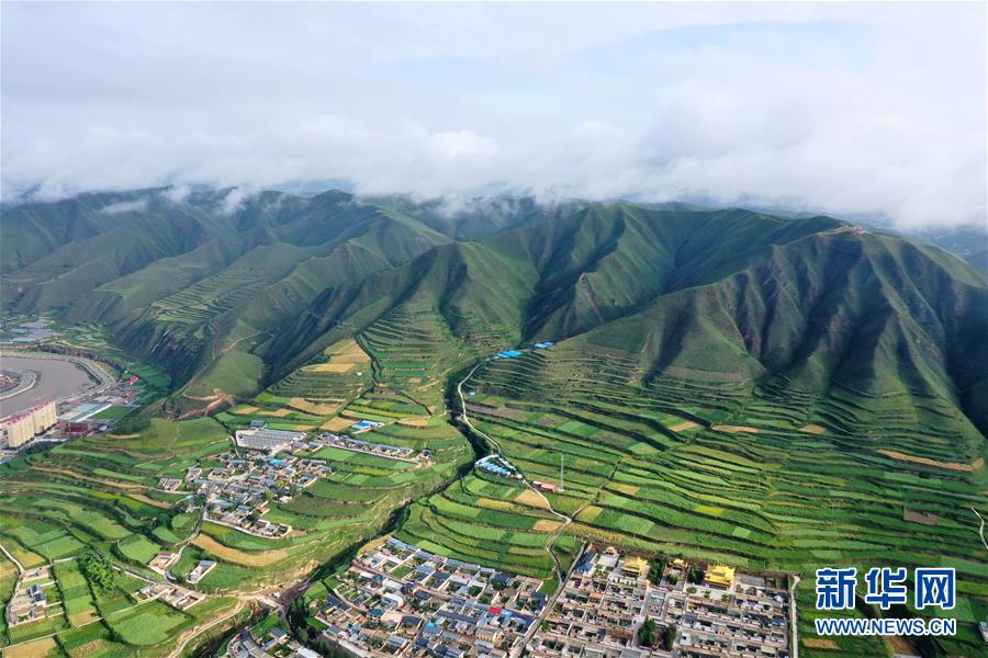 （走向我們的小康生活）（7）飛閱九色甘南香巴拉