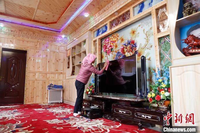 圖為做家務(wù)的項(xiàng)青達(dá)杰妻子?！●R銘言 攝