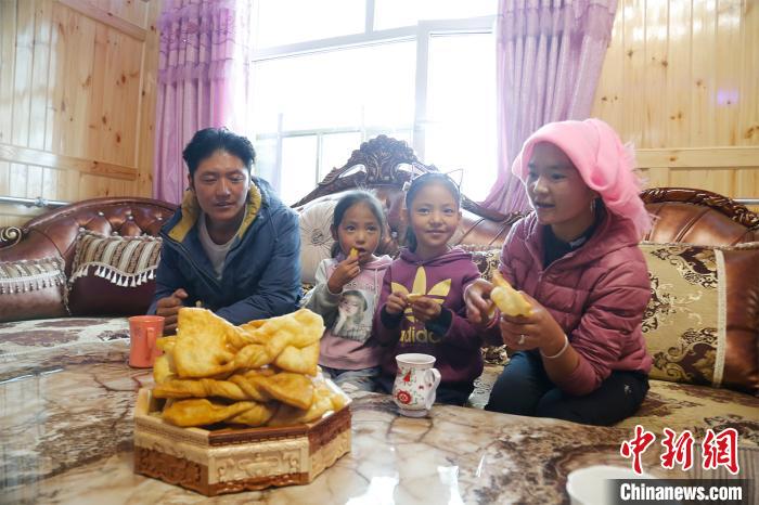 圖為項(xiàng)青達(dá)杰一家人合影?！●R銘言 攝