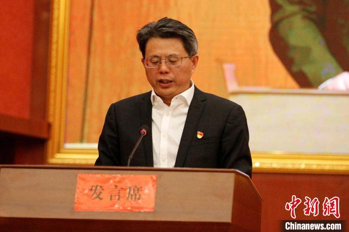 圖為果洛州委常委、副州長、上海市援青聯(lián)絡(luò)組組長馮志勇總結(jié)對口支援十年工作。　果洛州委宣傳部供圖 攝