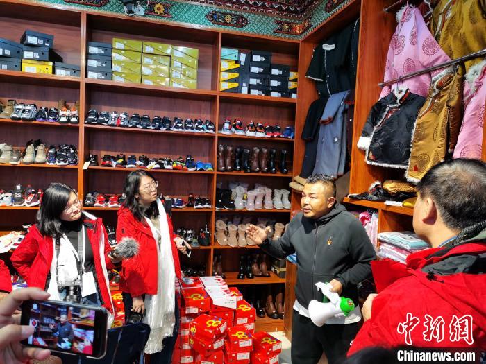 圖為中外媒體在玉樹州玉樹市甘達(dá)村采訪。　張?zhí)砀?攝