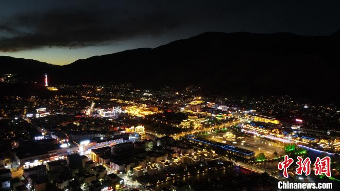 圖為玉樹市城市建設(shè)。　蘇丹 攝