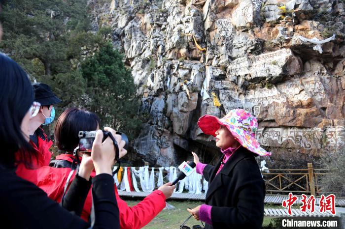 圖為中外媒體在玉樹州玉樹市采訪文旅融合情況?！?zhí)砀?攝