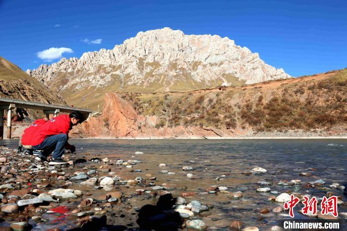 圖為中外記者在雜多縣境內(nèi)的瀾滄江干流采訪當(dāng)?shù)厣鷳B(tài)保護(hù)情況?！?zhí)砀?攝