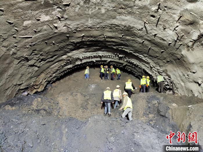圖為久馬高速查針梁子隧道施工現(xiàn)場?！⊥貔i 攝