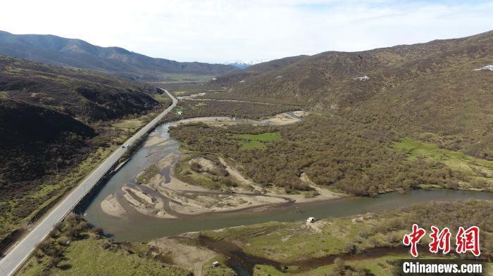 久馬高速沿線地貌。四川交投藏高公司供圖