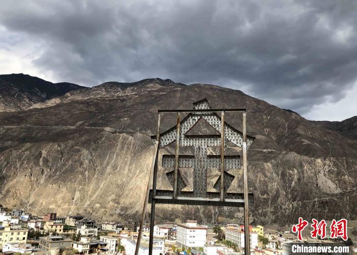 圖為處在山巒腳下的奔子欄?！】姵?攝