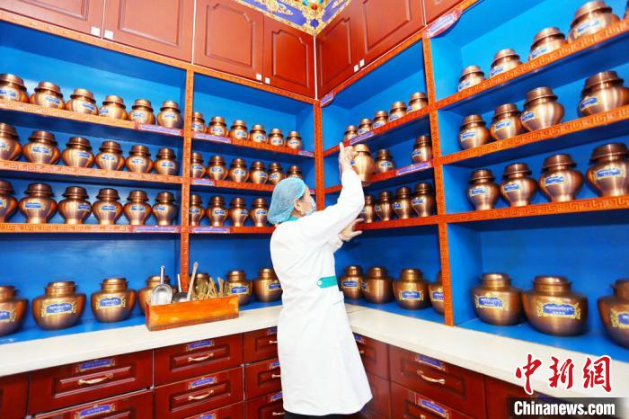 近年來，夏河縣藏醫(yī)醫(yī)院在基礎設施、醫(yī)療服務、業(yè)務拓展、人才梯隊、制度建設等都發(fā)生了巨大變化?！「哒?攝