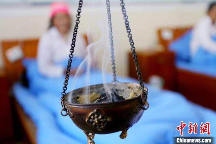 圖為藏醫(yī)熏藥療法。　高展 攝