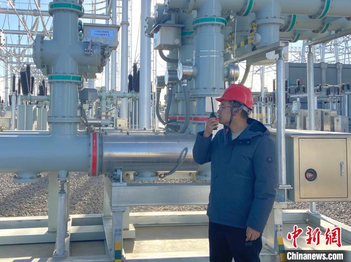 圖為國網(wǎng)青海檢修公司專業(yè)人員在沙柳變電站驗(yàn)收設(shè)備?！√岂?攝