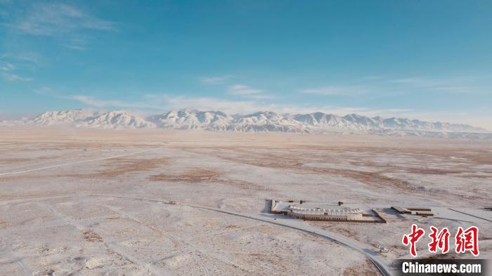 圖為冬季茶卡天空壹號(hào)景區(qū)?！±罱瓕?攝
