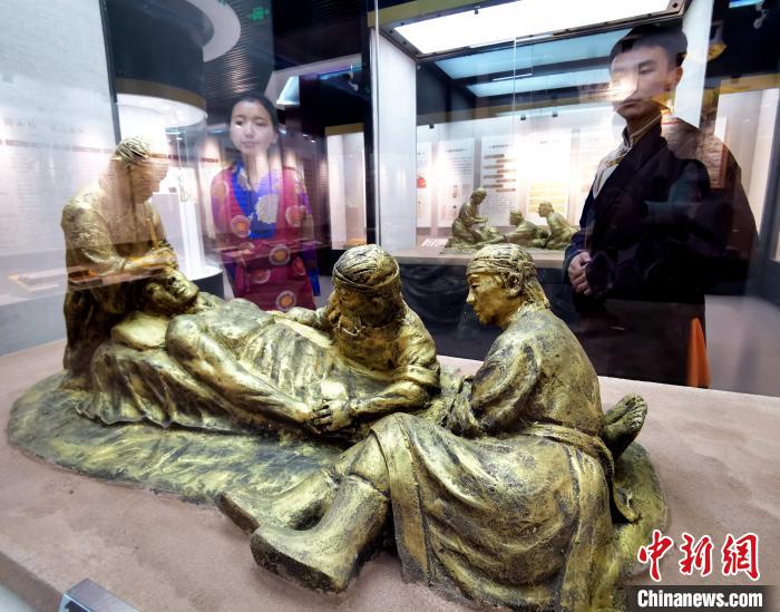 圖為模擬的藏醫(yī)眼科手術(shù)場景?！?zhí)砀?攝