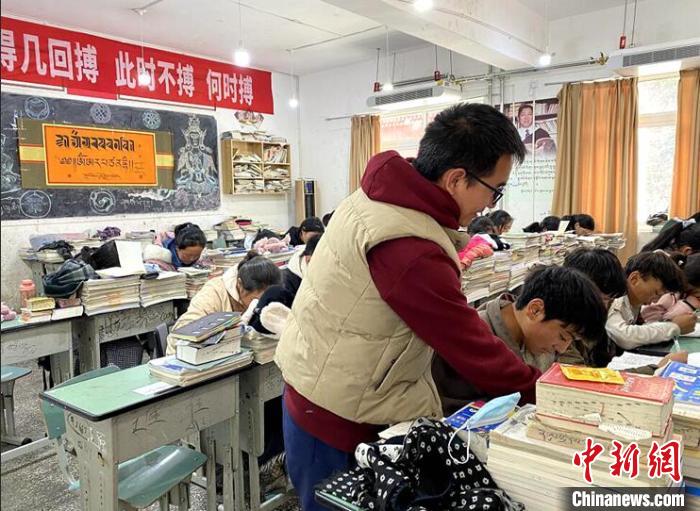 學(xué)生在免費輔導(dǎo)班上課?！∧岈敵?攝