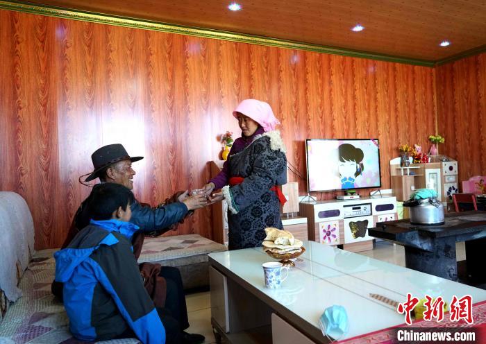 圖為易地搬遷后的哇保家?！〔彭検步?攝