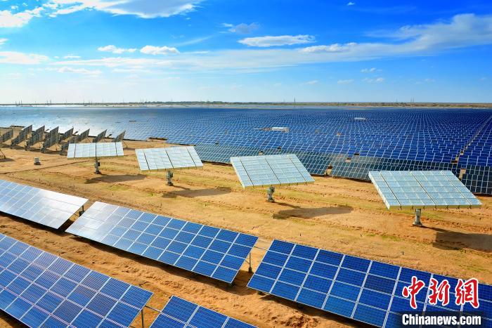 青海格爾木:荒漠“綠能”發(fā)展風(fēng)光無(wú)限