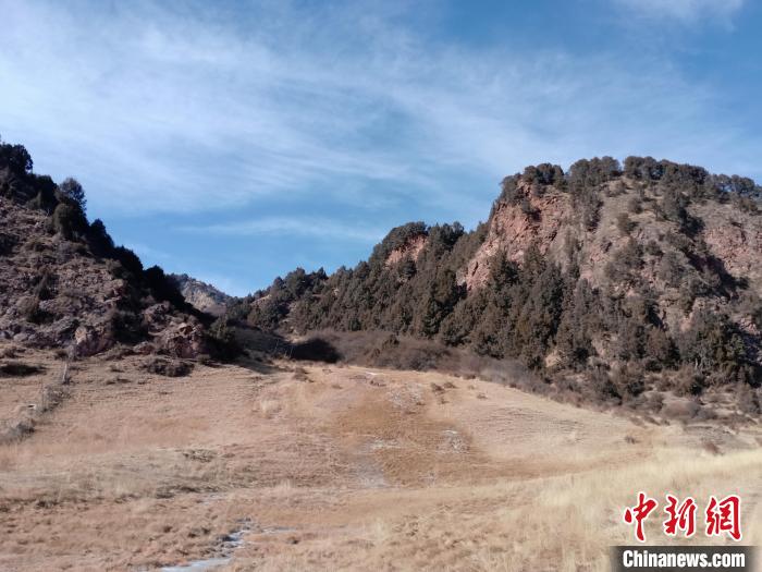 圖為坎布拉外圍地區(qū)的古火山口。孫揚(yáng)益 供圖 孫揚(yáng)益 供圖 攝