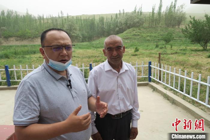 圖右為普魯村當(dāng)年迎接進(jìn)藏先遣連入村的見(jiàn)證者后代西日普·依布地?！畛坛?攝