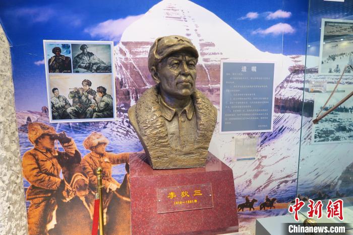 圖為南疆軍區(qū)某合成團(tuán)1連榮譽(yù)室，雕像是進(jìn)藏先遣英雄連總指揮李狄三?！畛坛?攝