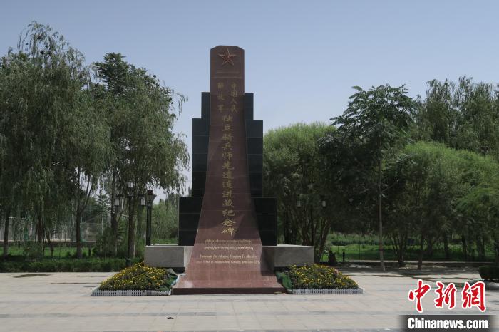 圖為位于于田縣中心的中國(guó)人民解放軍獨(dú)立騎兵師先遣連進(jìn)藏紀(jì)念碑?！畛坛?攝