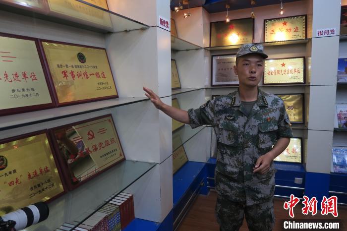 圖為南疆軍區(qū)某合成團(tuán)1連連長(zhǎng)齊楠?！畛坛?攝