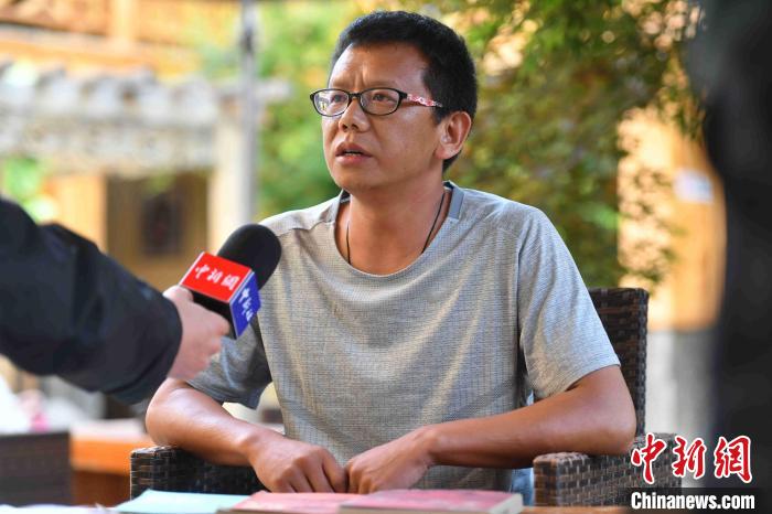 圖為和澗秋接受記者采訪?！⑷疥?yáng) 攝