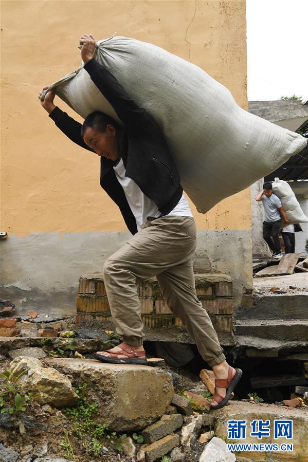 （新華全媒+）（8）千里“挪窩”，踏實(shí)開(kāi)啟新生活