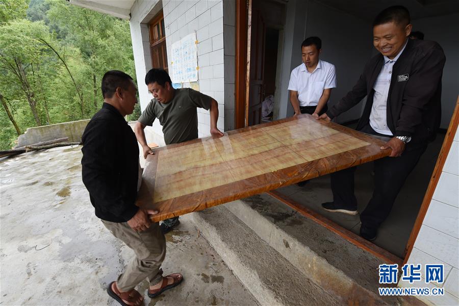 （新華全媒+）（7）千里“挪窩”，踏實(shí)開(kāi)啟新生活